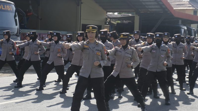 Kompi Polwan Polda Kalimantan Barat melaksanakan latihan beladiri Jiu Jitsu di Lapangan Apel Jananuraga Mapolda Kalbar.