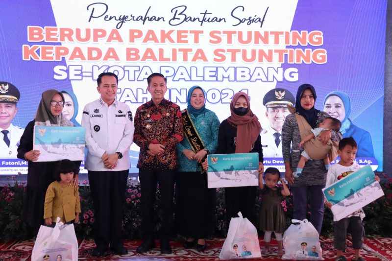 Penjabat [Pj] Walikota Palembang, H Ratu Dewa bersama PJ Gubernur Sumsel Agus Fatoni menyerahkan bansos berupa paket makanan dan minuman kepada balita stunting se-kota Palembang yang digelar secara simbolis.