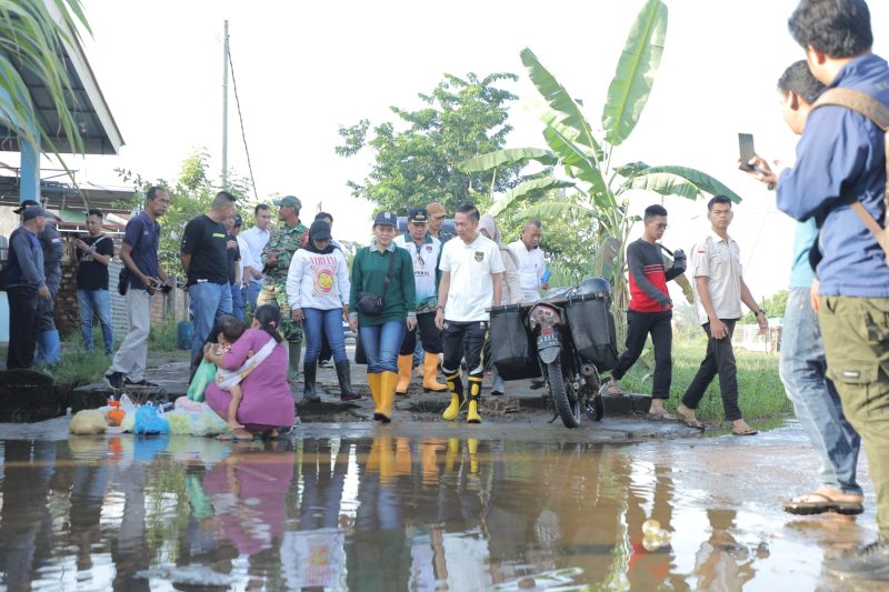 Pj Walikota Ratu Dewa bersama Ketua DPRD Kota Palembang Zainal Abidin meninjau lokasi banjir dan warga yang terdampak di Kelurahan Keramasan, Kecamatan Kertapati, Sabtu 27 Januari 2024.