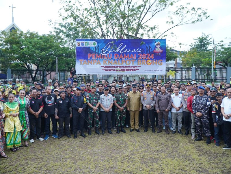 Komandan Satuan [Dansat] Brimob AKBP M Guntur SIK MH mengikuti pelaksanaan Deklarasi Pemilu Damai Tanpa Knalpot Brong yang dipimpin langsung Kapolda Kalimantan Barat [Kalbar] Irjen Pol Pipit Rismanto SIK MH, berlangsung di Rumah Radakng, Jalan Sutan Syahrir, Pontianak. pada Sabtu 27 Januari 2024.