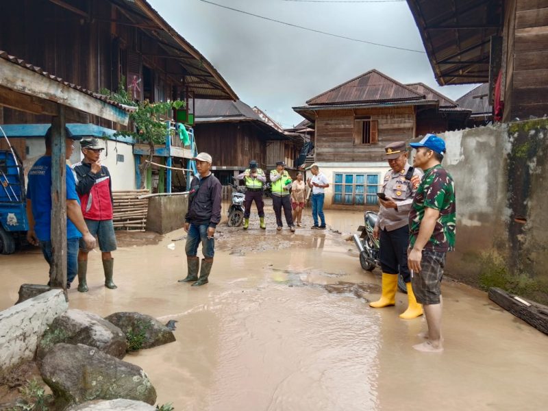 2 Polsek bersama Koramil di Lahat Evakuasi Warga Terdampak Banjir di 2 Kecamatan: 1 Rumah Warga Hanyut dan Jembatan Penghubung 3 Desa Terputus