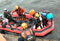 Badan Keamanan Laut Republik Indonesia [Bakamla RI/Coast Guard] yang tergabung dalam Tim SAR gabungan berhasil menemukan korban kecelakaan perahu terbalik di Muara Kalibaru, Cilincing Kodya, Jakarta Utara, Sabtu 27 Januari 2024.