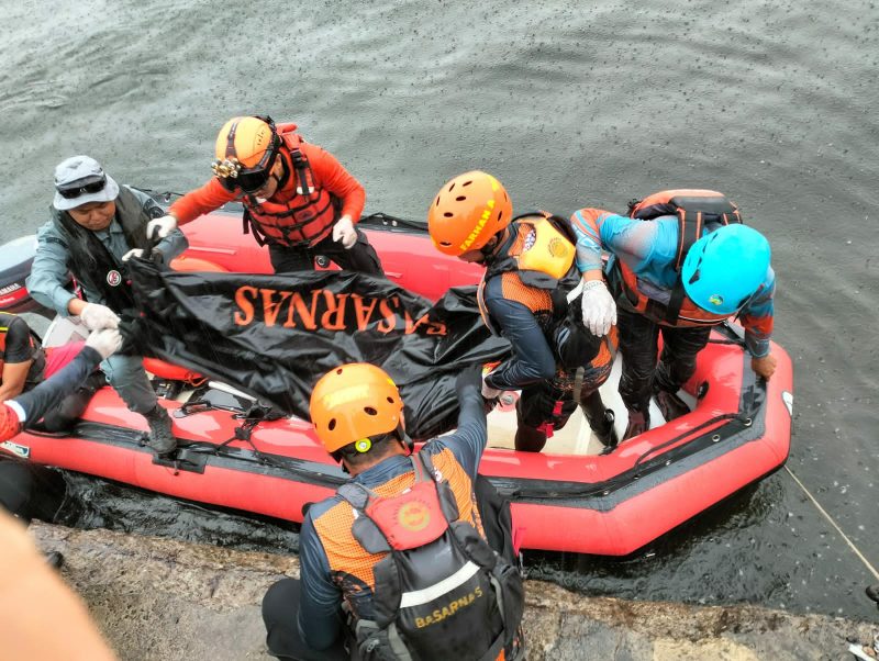 Badan Keamanan Laut Republik Indonesia [Bakamla RI/Coast Guard] yang tergabung dalam Tim SAR gabungan berhasil menemukan korban kecelakaan perahu terbalik di Muara Kalibaru, Cilincing Kodya, Jakarta Utara, Sabtu 27 Januari 2024.