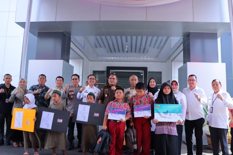 PJ Walikota bersama Kepala Kejaksaan Negeri [Kajari] Palembang melaunching pembuatan akta kelahiran, kartu identitas anak [KIA], kartu Indonesia sehat [KIS], kartu Indonesia pintar [KIP] bagi Panti/Lembaga Kesejahteraan Anak [LKSA] di Palembang pada Rabu 31 Januari 2024.