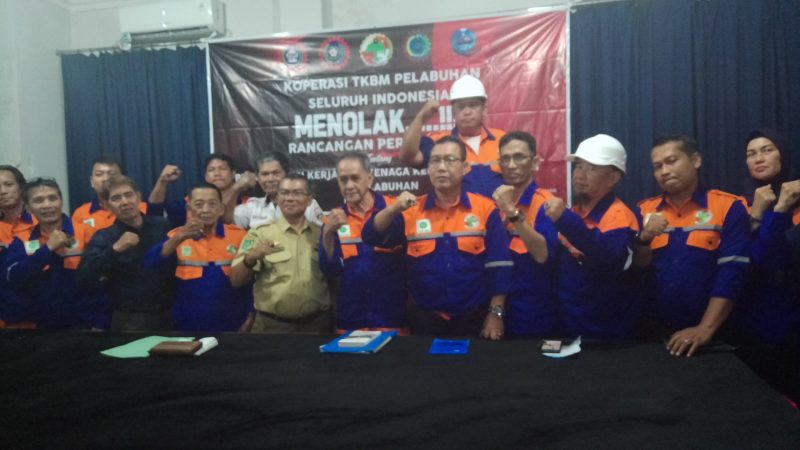 Ketua Koperasi TKBM Pelabuhan Palembang, Ahyani Subur bersama Ketua SPTI TKBM, pengurus dan pegawai TKBM di hadapan utusan Dinas Tenaga Kerja Provinsi Sumatera Selatan [Disnaker Sumsel] bagian Pengawas Marlian Fajri di Kantor TKBM Boombaru, Senin 29 Januari 2024.