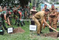 Dandim 0418/Plg Kolonel Czi Arief Hidayat, MHan bersama PJ Walikota H Ratu Dewa secara simbolis menanam pohon di Taman Purbakala Kerajaan Sriwijaya [TPKS], Senin [15/1/2024].