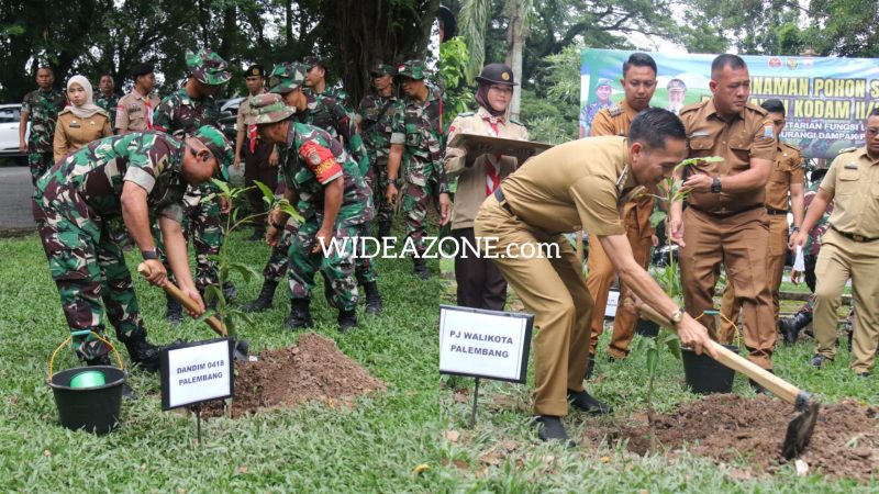 Dandim 0418/Plg Kolonel Czi Arief Hidayat, MHan bersama PJ Walikota H Ratu Dewa secara simbolis menanam pohon di Taman Purbakala Kerajaan Sriwijaya [TPKS], Senin [15/1/2024].