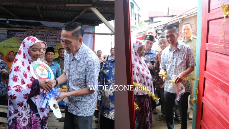 Penjabat (Pj) Walikota Palembang, Ratu Dewa meresmikan rumah ibu Masnon di di Jalan Kemas Rindo, Lorong Santai, Kecamatan Kertapati, Kamis 18 Januari 2024.
