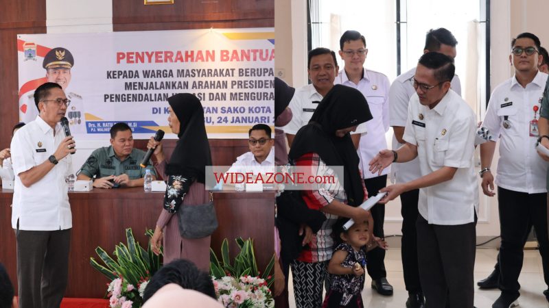 Bantuan paket sembako gratis diserahkan langsung Penjabat [PJ] Walikota Palembang Ratu Dewa kepada masyarakat di Kecamatan Sako pada Rabu 24 Januari 2024.