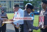 Pemberian penghargaan hingga PTDH bagi 45 dan 6 personel dipimpin langsung Kapolda Kalbar Irjen Pol Pipit Rismanto SIK MH di lapangan Jananuraga, Rabu 24 Januari 2024.