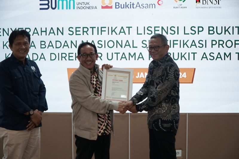 Lembaga Sertifikasi Profesi [LSP] Bukit Asam resmi mendapatkan lisensi dari Badan Nasional Sertifikasi Profesi [BNSP] dan diterima langsung Direktur Utama PT Bukit Asam TBK Arsal Ismail.
