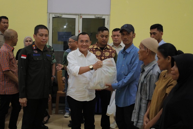 PJ Sekda Palembang Gunawan kala memberikan bantuan sembako bagi masyarakat Kecamatan Ilir Timur 1