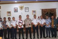 Pihak Pengelola Bandara Atung Bungsu Kota Pagaralam berpose dengan PJ Bupati Lahat Muhammad Farid usai melakukan pertemuan