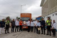 Proses loading surat suara yang tersegel di dalam 293 dus dikawal ketat Satuan Petugas Operasi Mantap Brata [Satgas OMB] dari Polres PALI.