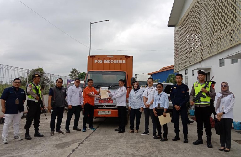 Proses loading surat suara yang tersegel di dalam 293 dus dikawal ketat Satuan Petugas Operasi Mantap Brata [Satgas OMB] dari Polres PALI.
