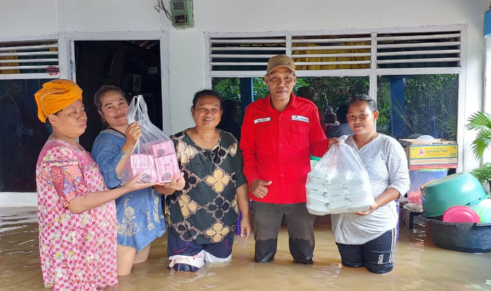 Satuan Kerja Khusus Pelaksana Kegiatan Usaha Hulu Minyak dan Gas -Kontraktor Kontrak Kerja Sama [SKK Migas-KKKS] Seleraya Merangin Dua [SRMD] menyalurkan bantuan sembako lengkap kepada masyarakat Kabupaten Muratara yang terdampak banjir.