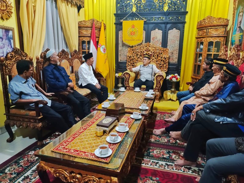 Tokoh pemuda Sumatera Selatan Yudha Pratomo Mahyudin , Kamis (25/1) malam bersilaturahmi ke Istana Adat Kesultanan Palembang Darussalam