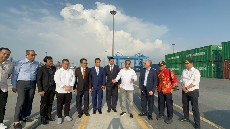 Menhub Budi Karya Sumadi saat mengunjungi dan berdiskusi dengan Pimpinan Pelabuhan Laem Chabang di Bangkok, Thailand, Jumat (9/2)