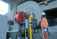 Karyawan melakukan pengecekan pada pipa pembakaran bahan bakar CNG di area finish mill Pabrik Rembang, Jawa Tengah