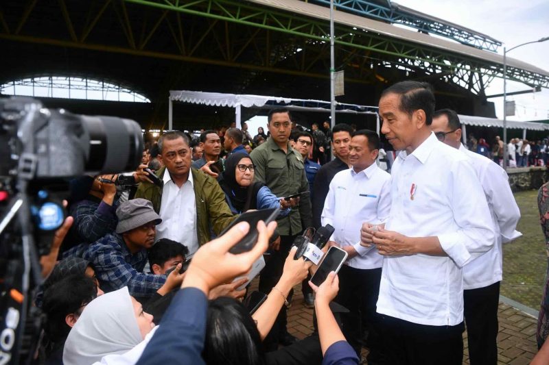 Presiden Jokowi memberikan keterangan pers di Gedung Bale Rame, Kabupaten Bandung, Jawa Barat, Sabtu (03/02/2024)