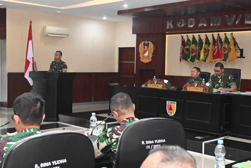 Dandim 0812/Lamongan Letkol Arm Ketut Wira Purbawan
saat rapat koordinasi yang dipimpin langsung oleh Pangdam V/Brawijaya, Mayjen TNI Rafael Granada Baay di Ruang Bina Yudha Makodam Brawijaya, Surabaya. Jumat 16 Februari 2024.