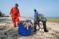 Coastal Clean Up dilaksanakan di sepanjang Pantai Panduri, Desa Tasikharjo