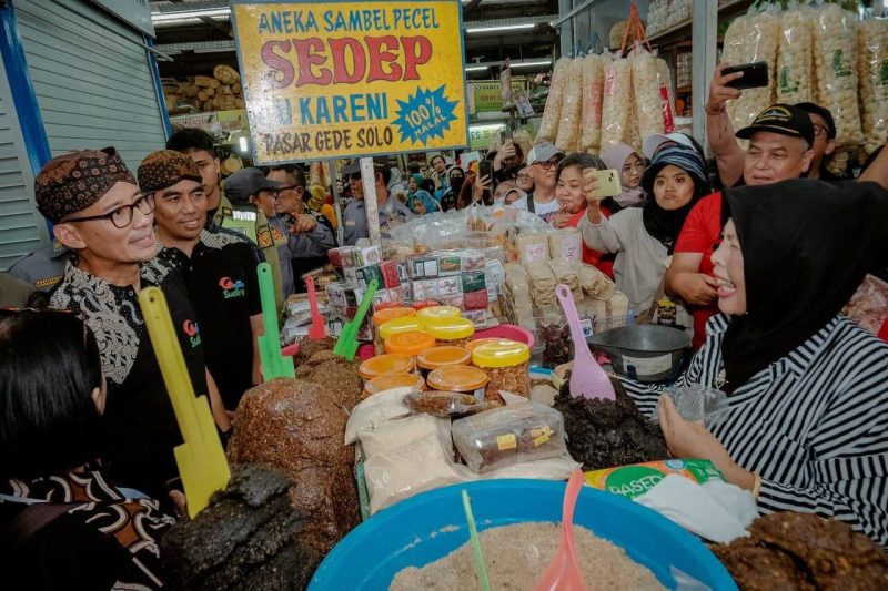 Menparekraf Sandiaga Uno menyapa pedagang saat berkunjung ke Kawasan Pasar Gede Solo, Jawa Tengah (10/2/2024)