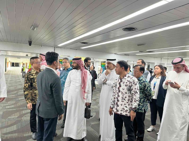 Wakil Menteri Haji Saudi dan tim Mecca Road meninjau kesiapan fast track di Bandara Soekarno Hatta, Tangerang, Banten