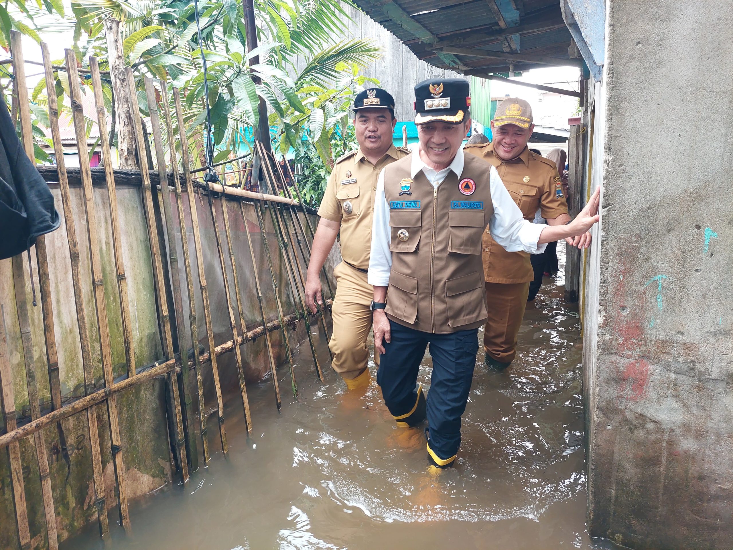 PJ Walikota Palembang Ratu Dewa kala meninjau dan membagikan bantuan beras bagi warga yang terdampak banjir di Lorong Prajurit Nangyu, Kelurahan 3-4 Ulu, Kecamatan Seberang Ulu 1, Selasa 30 Januari 2024.