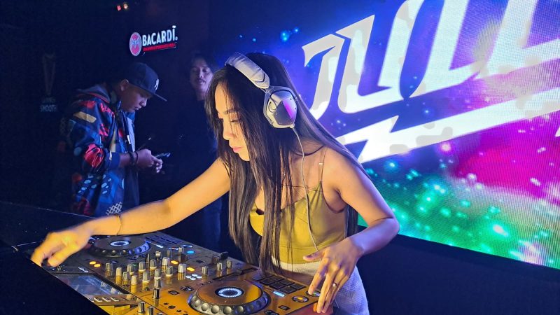 DJ Jully kala Perform di Kenzo Live Rajawali Resto and Singing Hall Palembang, Kamis 1 Februari 2024.