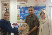 Kolektor Peninggalan Kedatuan Sriwijaya H Ibrahim Saad SH ME yang juga narasumber kajian, memberikan hibah berupa 60 artefak keramik Sriwijaya kepada pihak Laboratorium Pendidikan Sejarah FKIP Unsri dan diterima langsung oleh Wakil Dekan II, Dr Nyimas Aisyah MPd PhD yang mewakili Dekan FKIP Dr Hartono MA dan didampingi Ketua Jurusan Pendidikan IPS FKIP Unsri Dr Hudaidah MPd.