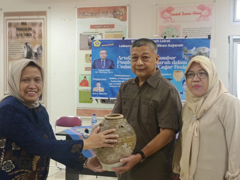 Kolektor Peninggalan Kedatuan Sriwijaya H Ibrahim Saad SH ME yang juga narasumber kajian, memberikan hibah berupa 60 artefak keramik Sriwijaya kepada pihak Laboratorium Pendidikan Sejarah FKIP Unsri dan diterima langsung oleh Wakil Dekan II, Dr Nyimas Aisyah MPd PhD yang mewakili Dekan FKIP Dr Hartono MA dan didampingi Ketua Jurusan Pendidikan IPS FKIP Unsri Dr Hudaidah MPd.