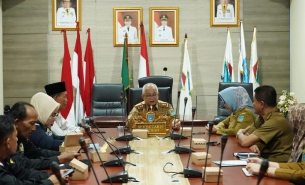 Sekda Kabupaten Ogan Ilir Muhsin Abdullah menerima audiensi dan silaturahmi puluhan pengurus DPD UMKM Rakyat Indonesia di ruang rapat Sekda Tanjung Senai Indralaya.