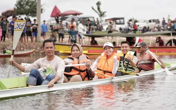 Bupati Panca Wijaya Akbar SH bersama Wakil Bupati [Wabup] H Ardani SH MH didampingi Ketua TP PKK OI Ibu Tikha Alamsjah Panca Wijaya BA [Hons], Ketua I TP PKK OI Ibu Hj Faizah Ardani, Forkopimda, Sekda OI dan Ketua DWP OI membuka Lomba Bidar Mini dalam peringatan HUT ke 20 Kabupaten Ogan Ilir Tahun 2024, bertempat di Perairan Depan KPT Tanjung Senai Kabupaten Ogan Ilir, Sabtu 6 Januari 2024.