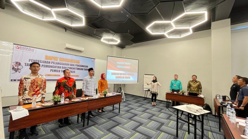 Bawaslu OKUT kala kala gelaran kegiatan pencegahan pelanggaran dan pengawasan tahapan peningkatan dan perhitungan suara Pemilu tahun 2024, di ballroom hotel Zury, Kamis 8 Februari 2024.