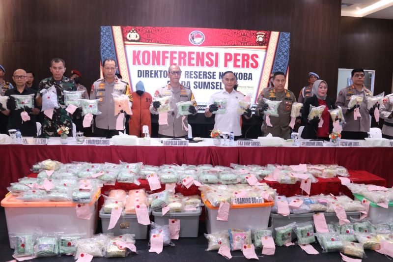 Kapolda Irjen Pol Albertus Rachmad Wibowo dalam keterangan persnya bersama para PJU, di lantai 7 gedung Presisi Mapolda Sumsel, Minggu 11 Februari 2024.