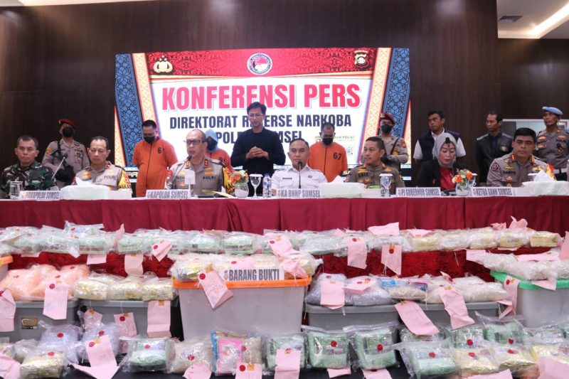 Kapolda Sumsel Irjen Pol Rachmad Albertus Wibowo SIK MIK kala memimpin press rilis terkait pengungkapan bisnis peredaran besar narkotika di wilayah Sumsel, berlangsung di Mapolda Sumsel, Minggu 11 Februari 2024.