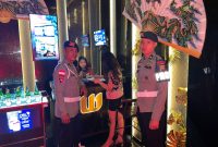 Provos Satbrimob Polda Kalimantan Barat [Kalbar] menyisir personel sejumlah tempat hiburan malam, Minggu 11 Februari 2024.