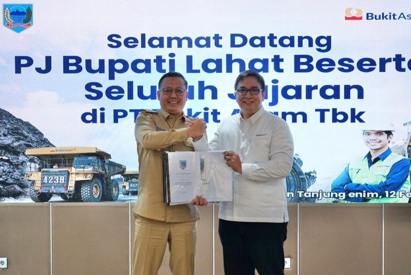 Pj Bupati Lahat Muhammad Farid SSTP MSi memimpin langsung acara penyerahan Dokumen Rencana Revitalisasi bangunan dan tempat wisata kepada VP Sustainability PTBA, Hartono, berlangsung Kantor Rechall Tanah Putih Bukit Asam Tanjung Enim, Kabupaten Muara Enim, Senin 12 Februari 2024.