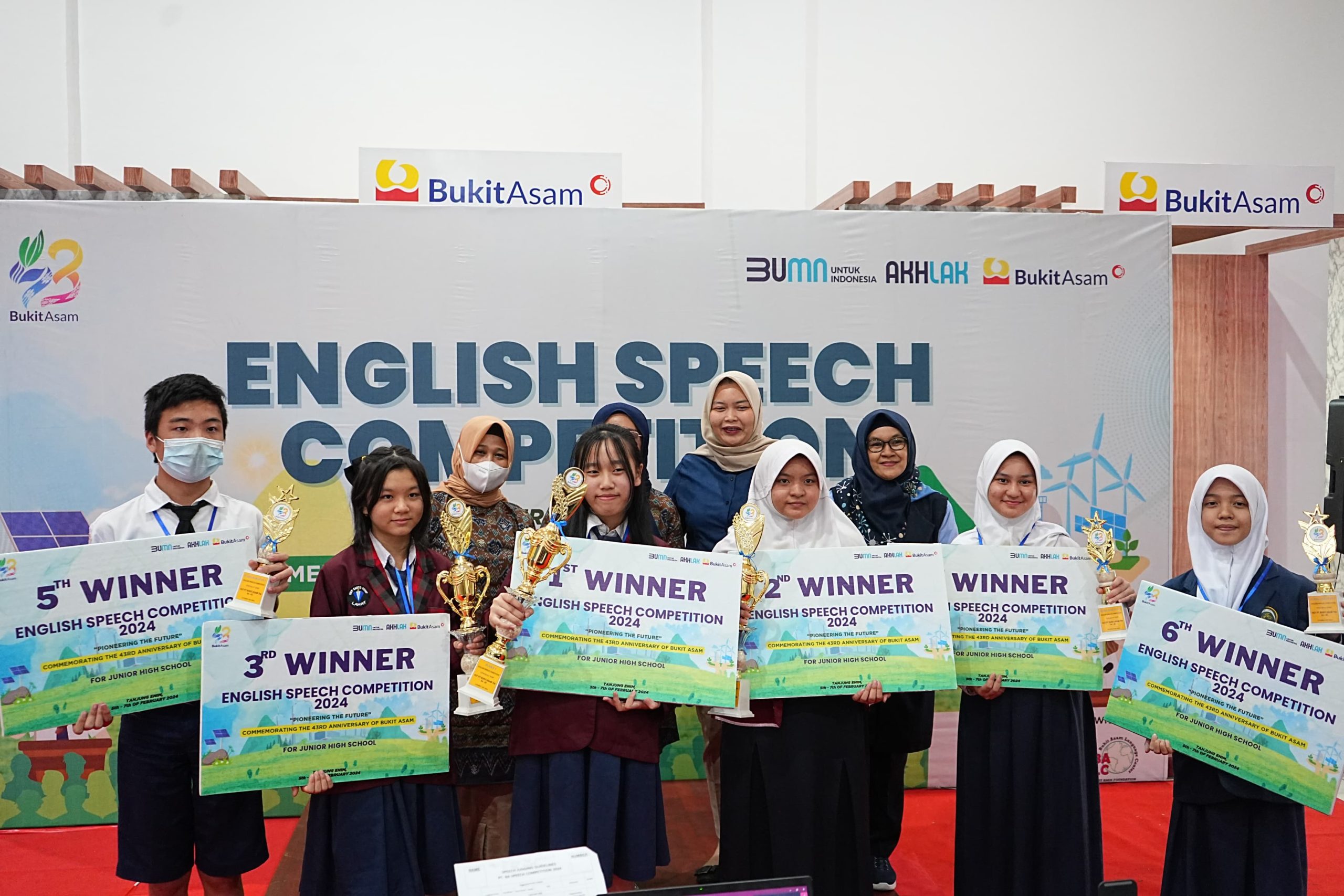 Pemenang lomba Cepat Tepat dan Speech Competition dari tingkat SD, SMP hingga SMA/SMK pada gelaran PT Bukit Asam Tbk.