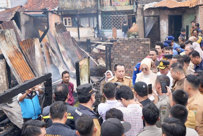 Pj Gubernur Sumsel Agus Fatoni Tinjau Langsung Lokasi Kebakaran dan Berikan Bantuan