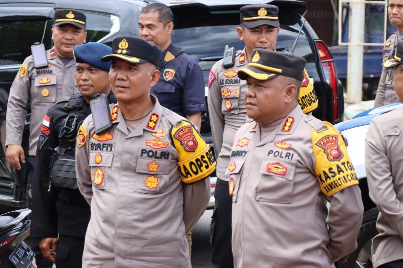 Direktur Lalulintas Polda Kalimantan Barat [Kalbar] sekaligus Katim Pamatwil Polres Melawi Pol Fannky Ani Sugiharto SIK MSi bersama Kapolres AKBP Muhammad Syafi'i SIK SH MH, Staf ahli Pemkab Melawi, TNI dan Kasat Pol PP memantau langsung pengamanan tempat pemungutan suara [TPS] Pemilu 2024.