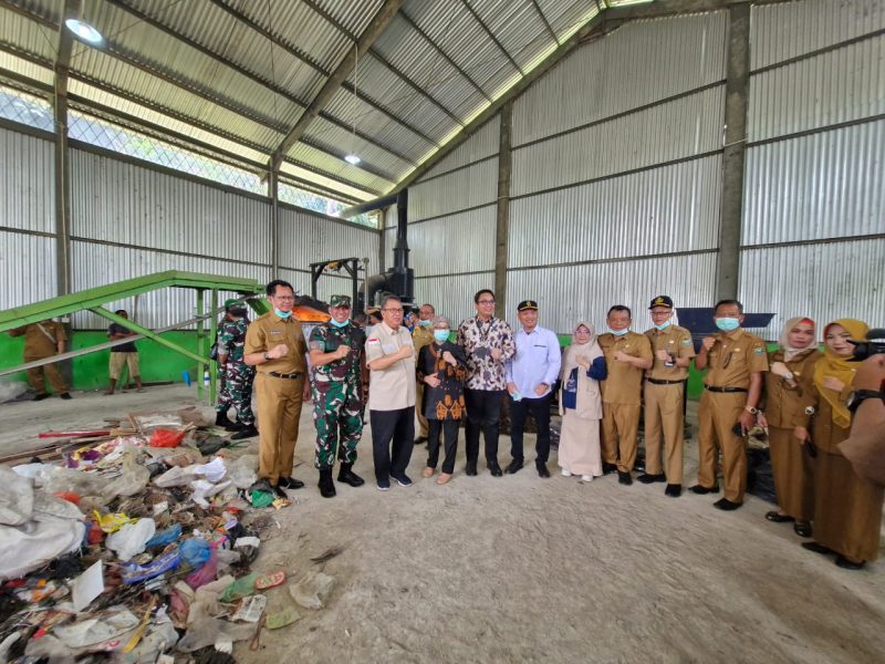 PT Bukit Asam Tbk [PTBA] memberikan bantuan berupa mesin pemusnah sampah untuk Kabupaten Muara Enim.