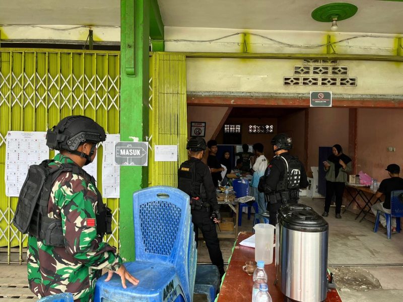 Satbrimob Polda Kalimantan Barat [Kalbar] bersama personel personel Kodim 1205 Sintang dan Satpol PP Sintang melakukan Patroli Gabungan, untuk memastikan wilayah hukum Polres Sintang aman, Kamis 15 Februari 2024.