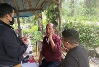 Tim Tangkap Buronan Kejaksaan Agung [Tabur Kejagung] bersama Tim Intelijen Kejaksaan Negeri [Kejari] Kampar menangkap DPO Terpidana Korupsi dan Pencucian Uang, Yusri [65] di jalan Lintas Penghidupan, Kampar, Riau, sekitar pukul 13.35 WIB pada Jumat 16 Februari 2024.