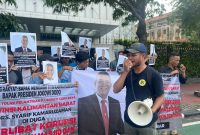 Massa Corong Rakyat aksi unjuk rasa di depan Kantor Kemendagri, Jakarta pada Jumat 16 Februari 2024.