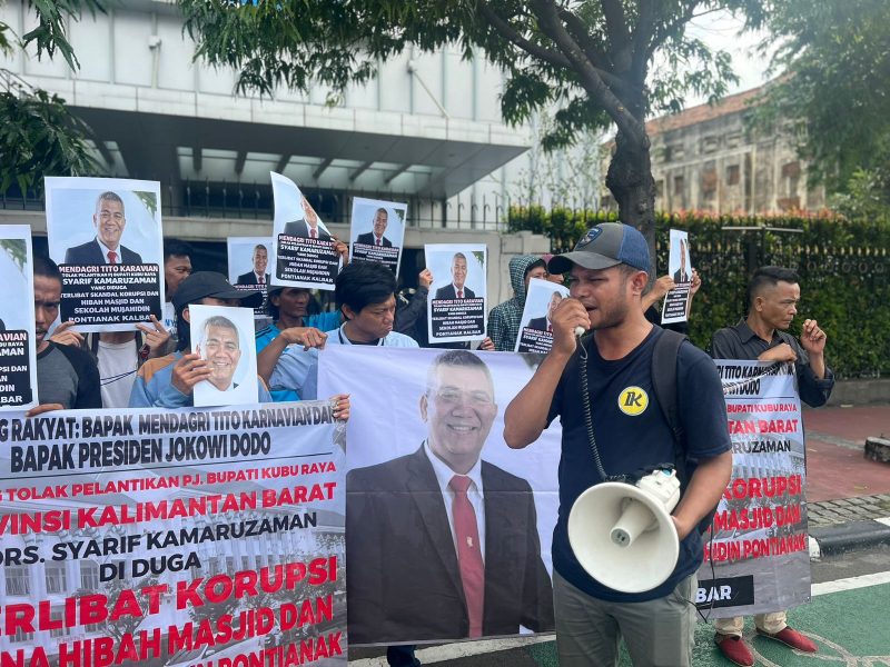 Massa Corong Rakyat aksi unjuk rasa di depan Kantor Kemendagri, Jakarta pada Jumat 16 Februari 2024.