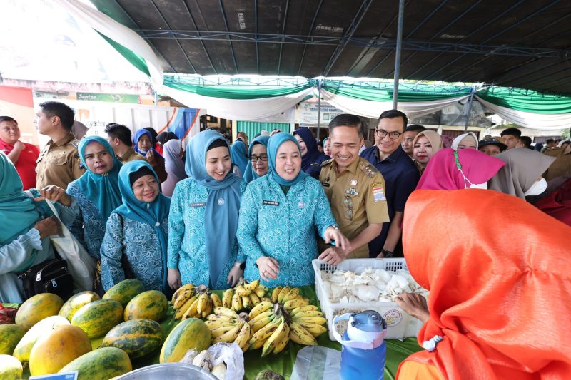 Pj Walikota yang didampingi Pj Ketua TP PKK Palembang Dewi Sastrani langsung meninjau pelaksanaan pasar murah yang terletak di halaman belakang Pasar Yada.