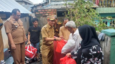 Pj Walikota Ratu Dewa meninjau dan menyalurkan sejumlah bantuan bagi warga korban kebakaran di Lorong KH Umar, Kelurahan 9/10 Ulu, Kecamatan Seberang Ulu I, Palembang, Senin 19 Februari 2024.
