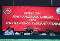 Kepala Kejaksaan Tinggi Kalimantan Barat [Kajati Kalbar] Dr Drs Muhammad Yusuf SH MH melakukan tes urine bagi 200 jaksa dan pegawainya pada Senin 19 Februari 2024.